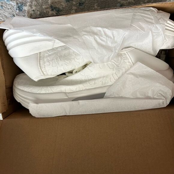 Fiber optic LED light up White Embroidered Sneakers, new without tags box, 9 - Picture 2 of 4